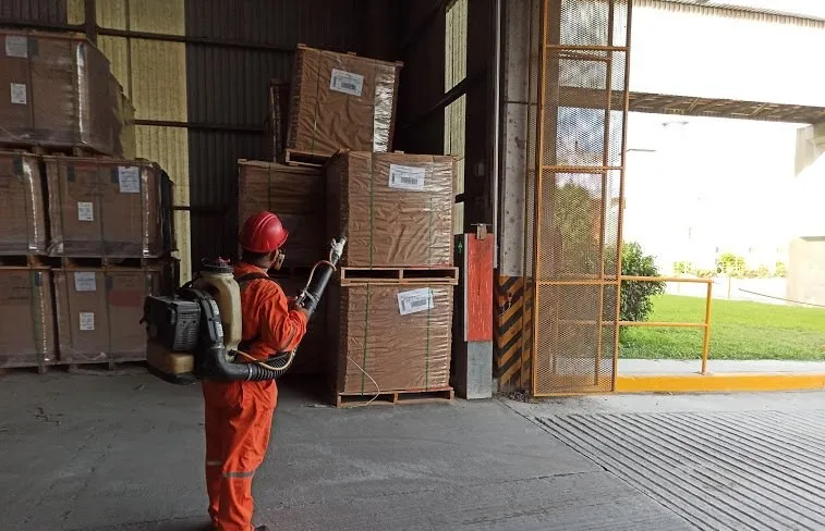 Aspersión en bodega de almacenamiento
