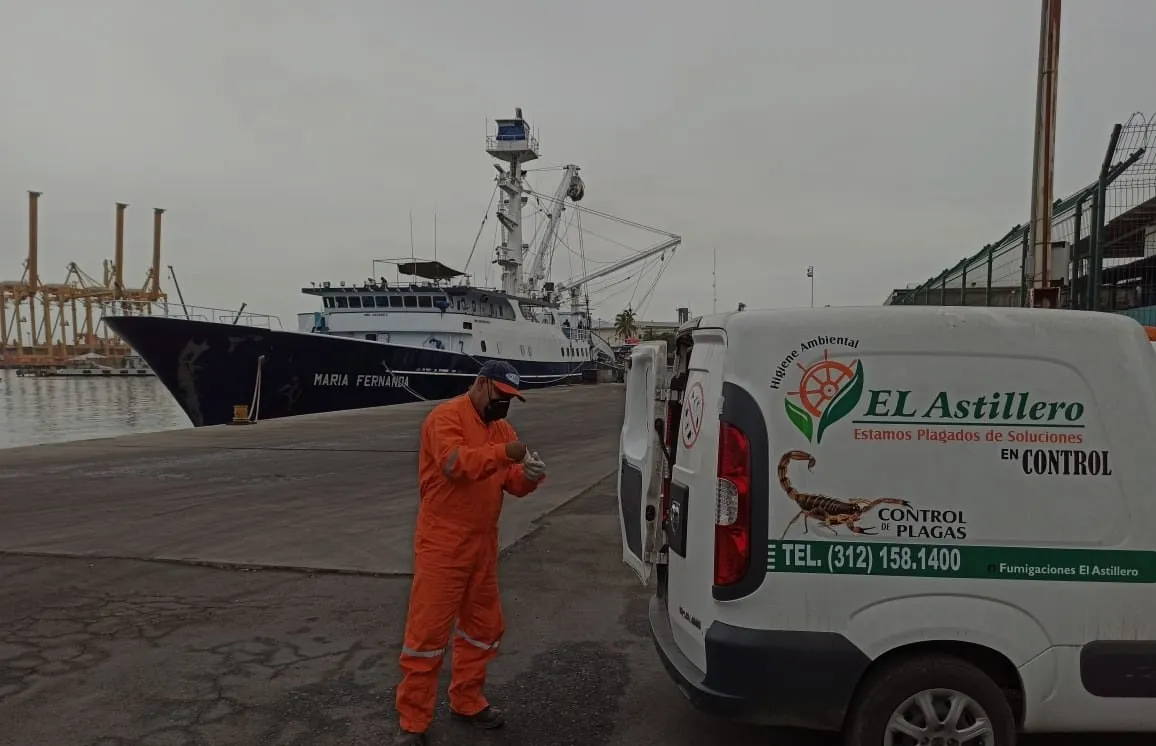 Técnico de El Astillero en un puerto
